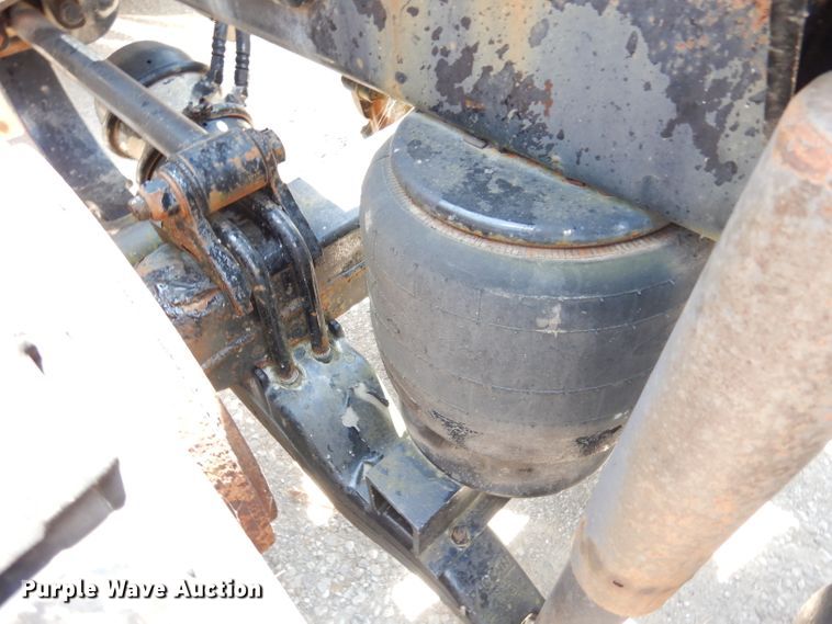 image for item DG0767 2004 Peterbilt 387  semi truck