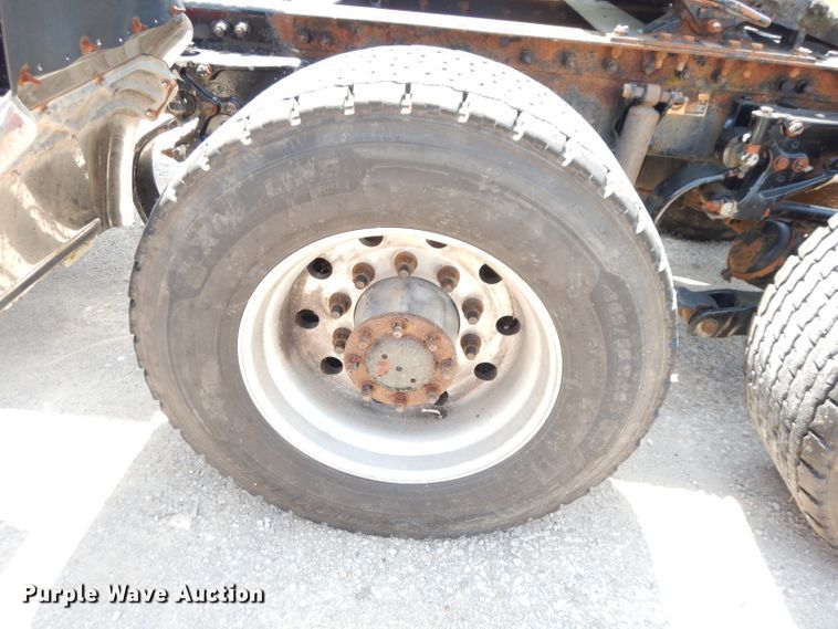 image for item DG0767 2004 Peterbilt 387  semi truck