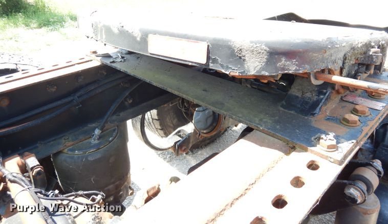 image for item DG0767 2004 Peterbilt 387  semi truck