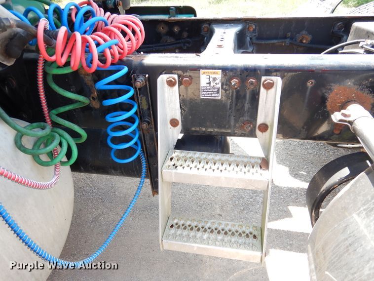 image for item DG0767 2004 Peterbilt 387  semi truck