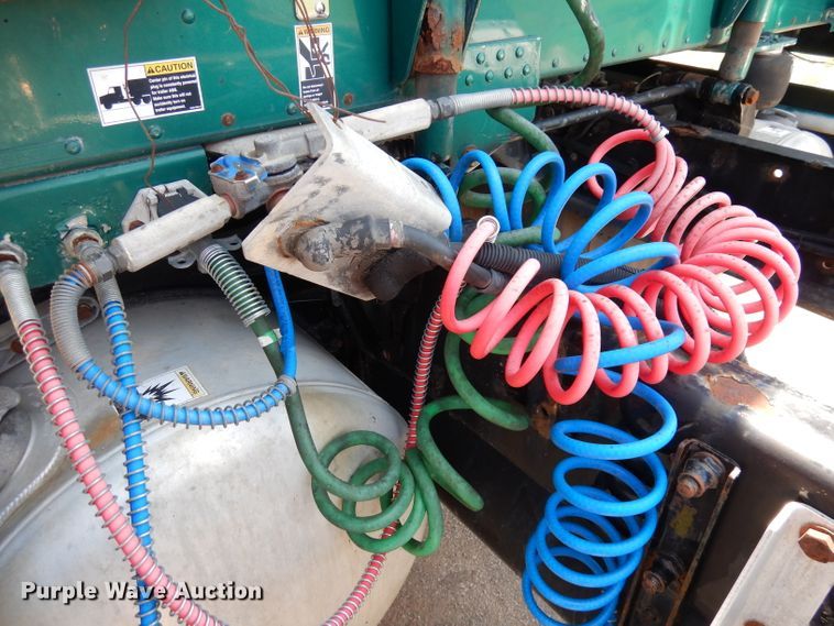 image for item DG0767 2004 Peterbilt 387  semi truck