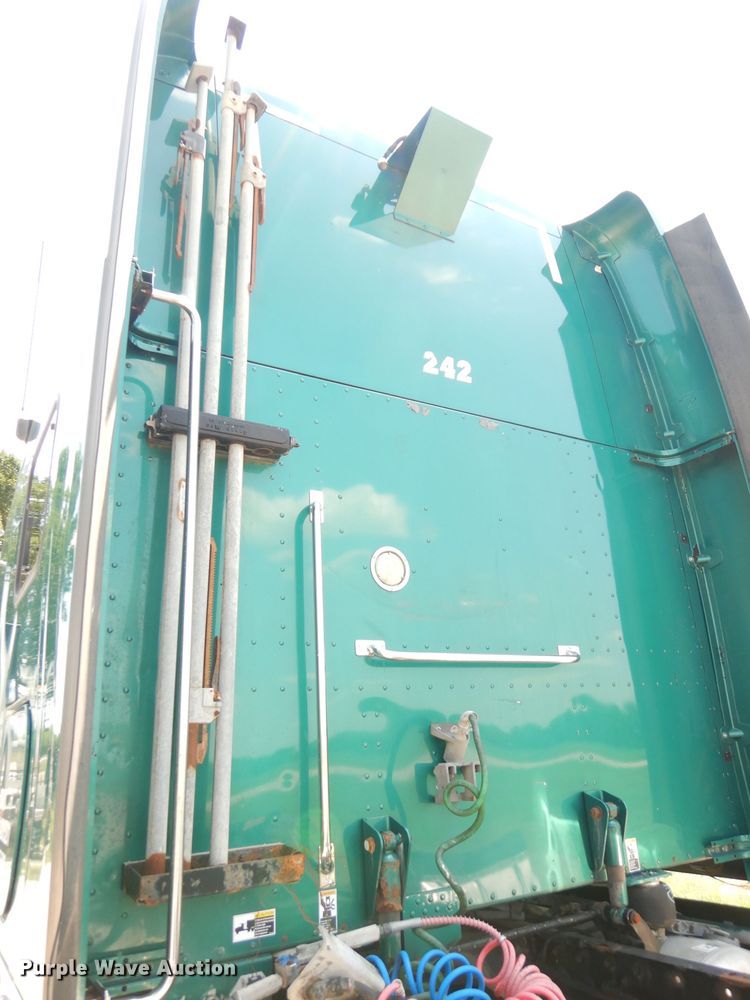 image for item DG0767 2004 Peterbilt 387  semi truck