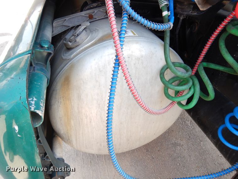 image for item DG0767 2004 Peterbilt 387  semi truck