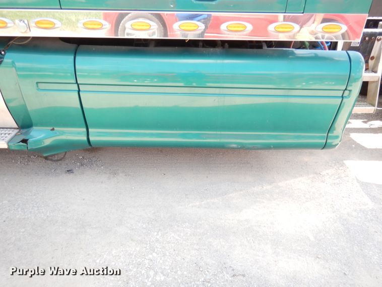 image for item DG0767 2004 Peterbilt 387  semi truck