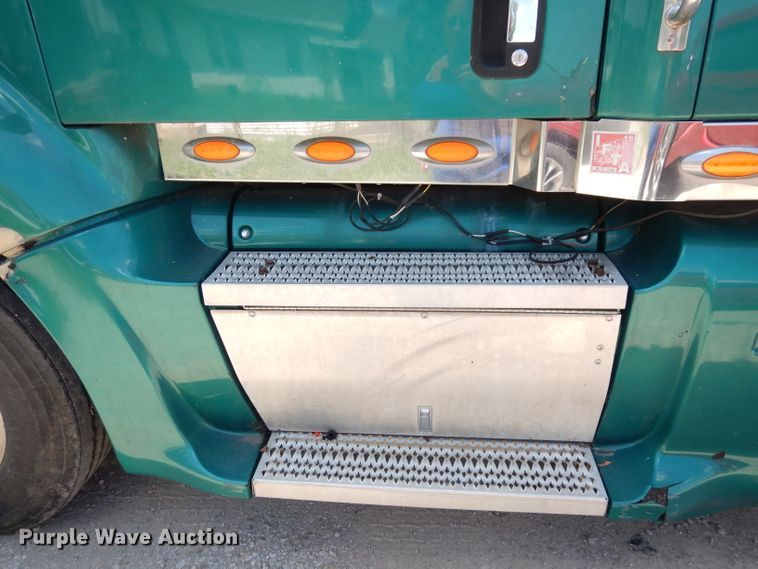 image for item DG0767 2004 Peterbilt 387  semi truck