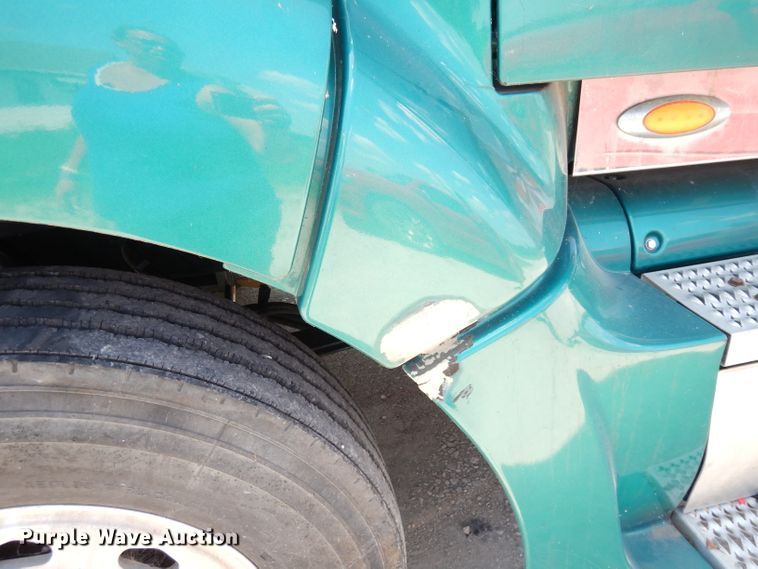 image for item DG0767 2004 Peterbilt 387  semi truck