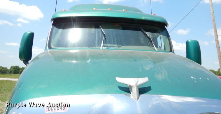 image for item DG0767 2004 Peterbilt 387  semi truck