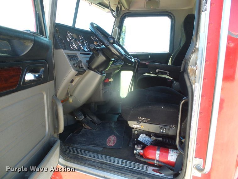 image for item DI5681 2012 Peterbilt 365  semi truck