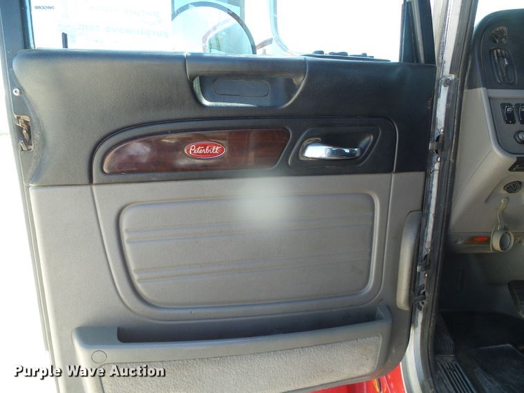 image for item DI5681 2012 Peterbilt 365  semi truck