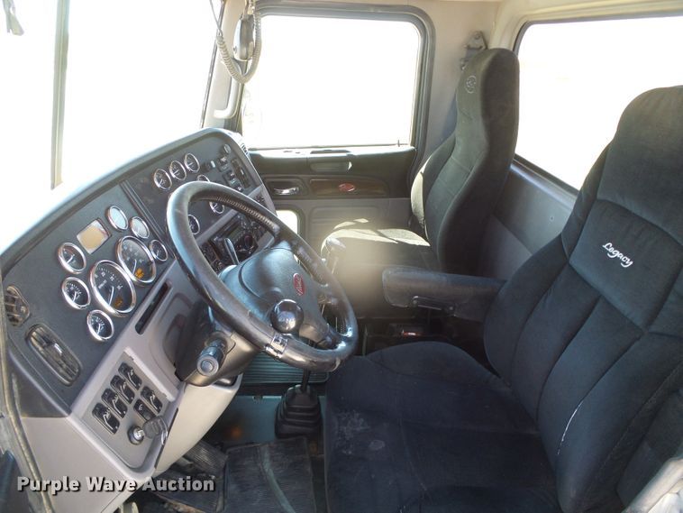 image for item DI5681 2012 Peterbilt 365  semi truck