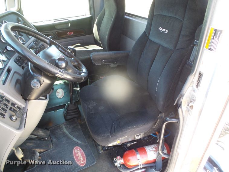 image for item DI5681 2012 Peterbilt 365  semi truck