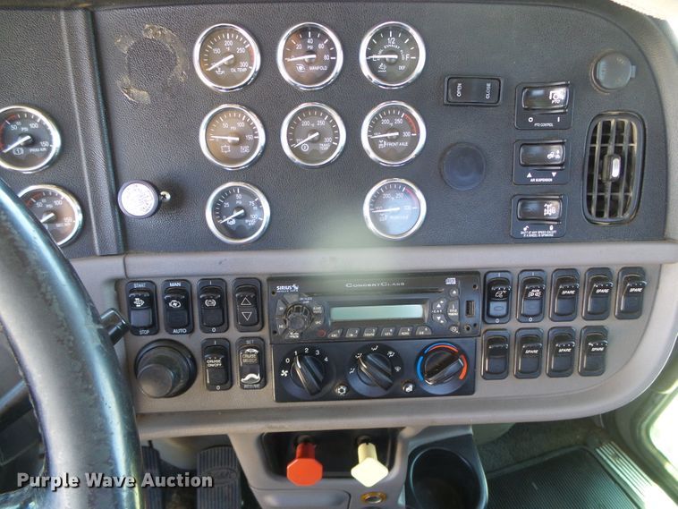 image for item DI5681 2012 Peterbilt 365  semi truck