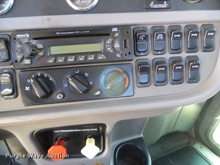 image for item DI5681 2012 Peterbilt 365  semi truck