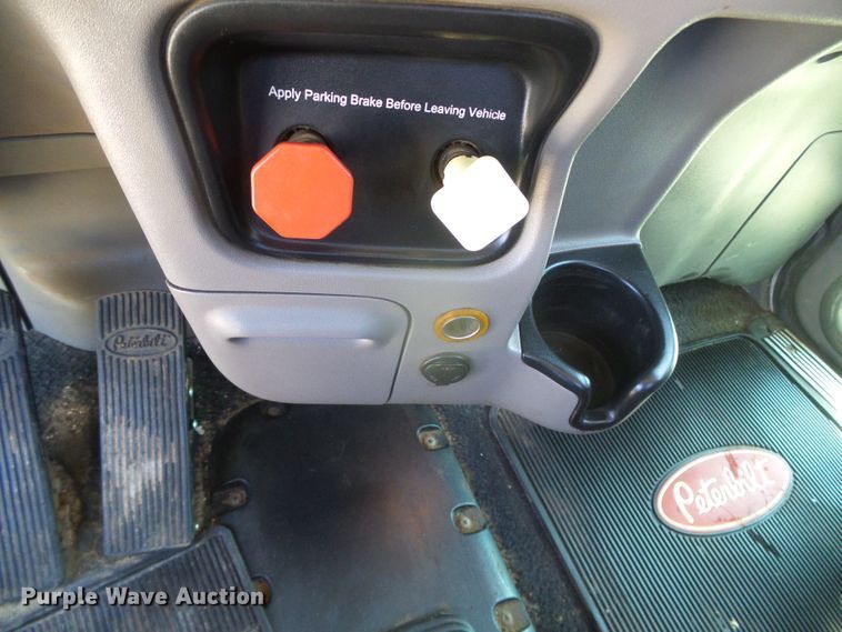 image for item DI5681 2012 Peterbilt 365  semi truck