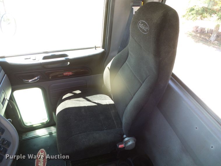 image for item DI5681 2012 Peterbilt 365  semi truck