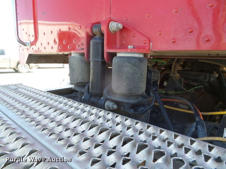 image for item DI5681 2012 Peterbilt 365  semi truck