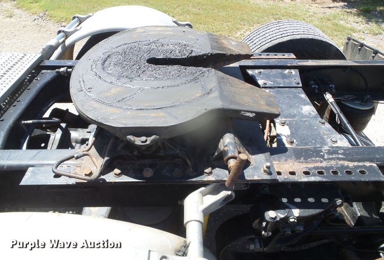 image for item DI5681 2012 Peterbilt 365  semi truck