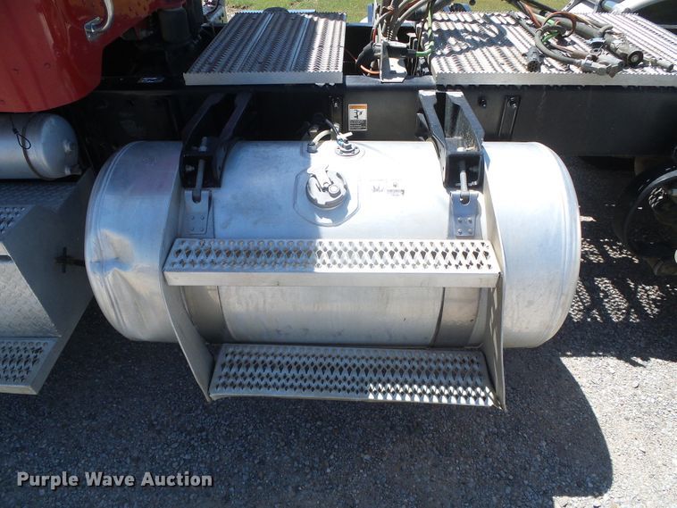 image for item DI5681 2012 Peterbilt 365  semi truck