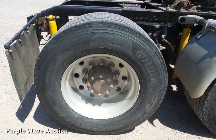 image for item DI5681 2012 Peterbilt 365  semi truck