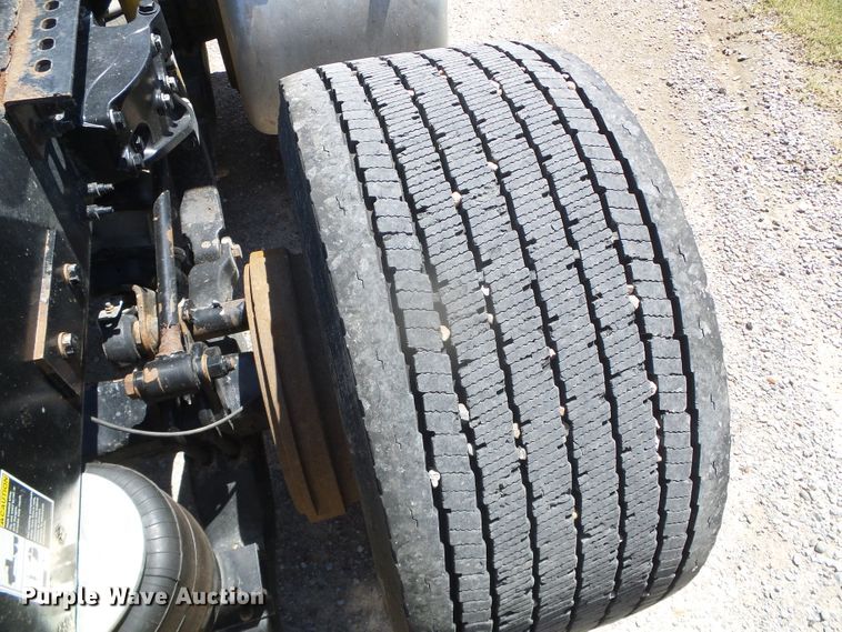 image for item DI5681 2012 Peterbilt 365  semi truck