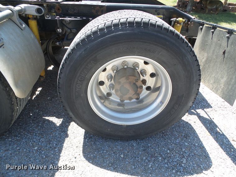 image for item DI5681 2012 Peterbilt 365  semi truck