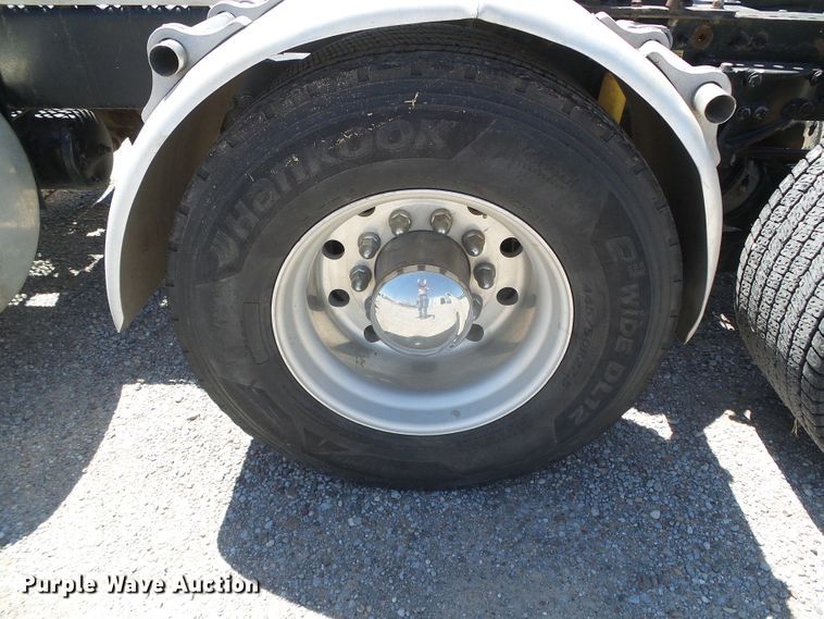 image for item DI5681 2012 Peterbilt 365  semi truck