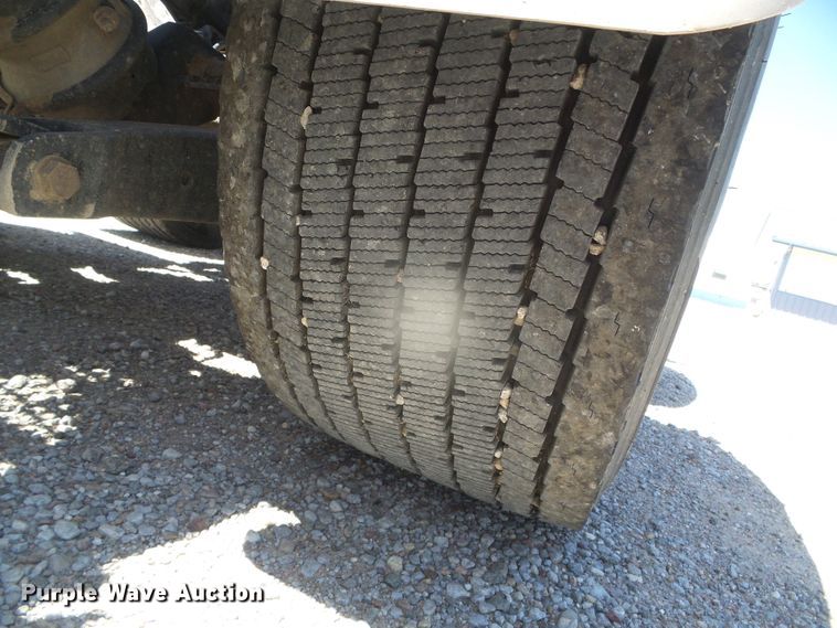 image for item DI5681 2012 Peterbilt 365  semi truck