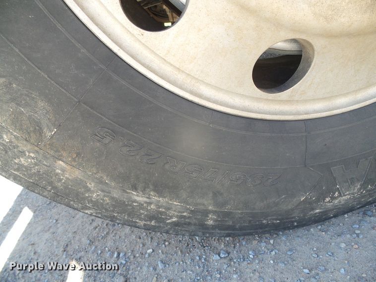 image for item DI5681 2012 Peterbilt 365  semi truck