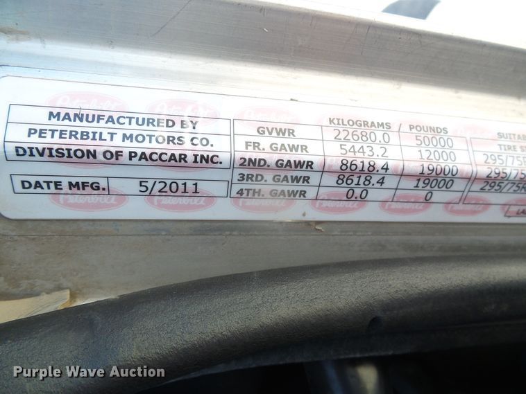 image for item DI5681 2012 Peterbilt 365  semi truck