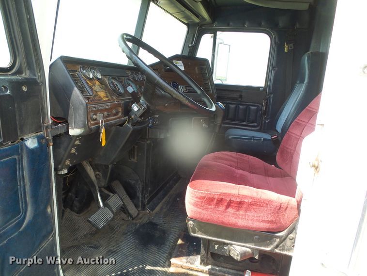 image for item DI5686 1996 Freightliner FLD112  semi truck