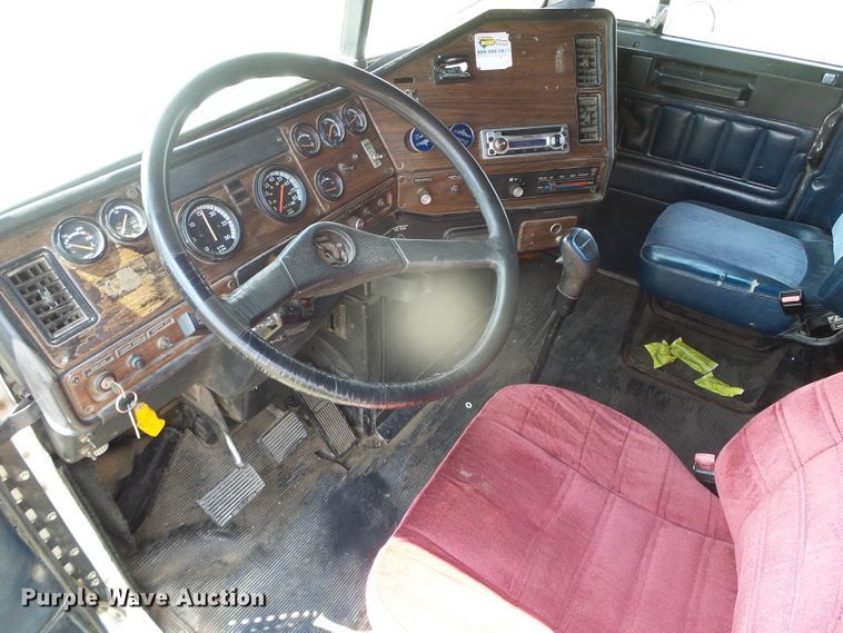 image for item DI5686 1996 Freightliner FLD112  semi truck