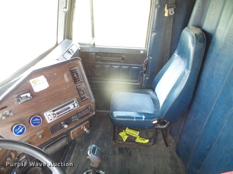 image for item DI5686 1996 Freightliner FLD112  semi truck