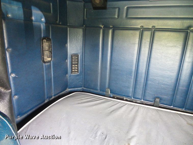 image for item DI5686 1996 Freightliner FLD112  semi truck