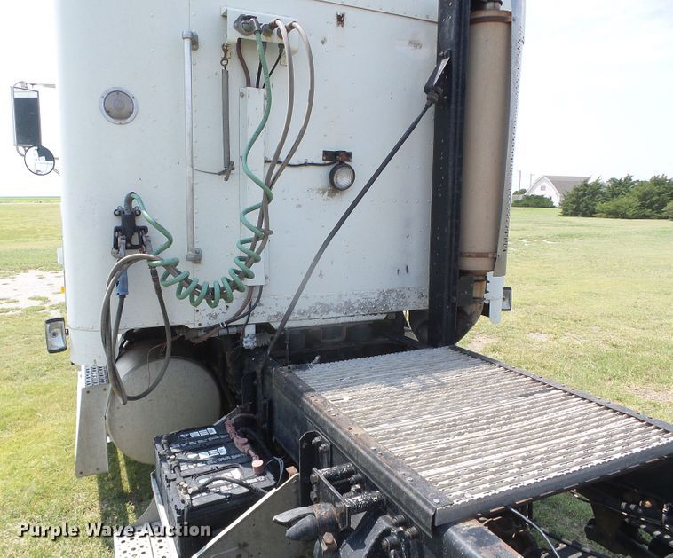 image for item DI5686 1996 Freightliner FLD112  semi truck