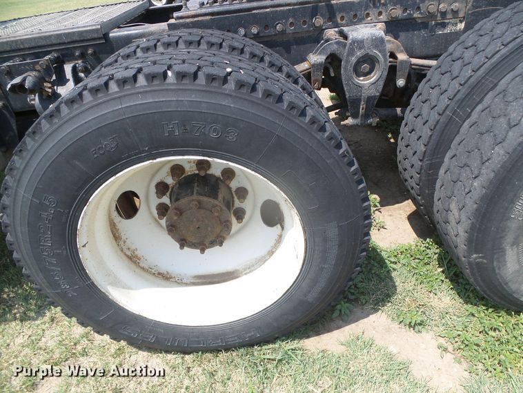 image for item DI5686 1996 Freightliner FLD112  semi truck