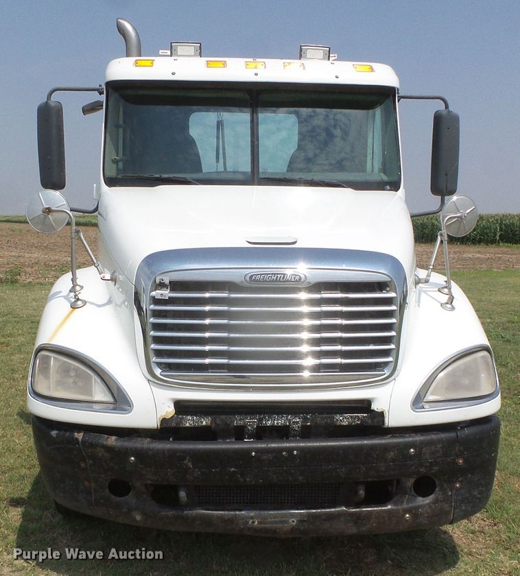 image for item DI5688 2005 Freightliner Columbia 120  semi truck