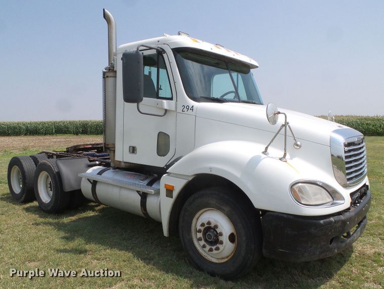 image for item DI5688 2005 Freightliner Columbia 120  semi truck