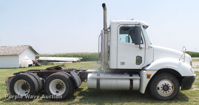 image for item DI5688 2005 Freightliner Columbia 120  semi truck