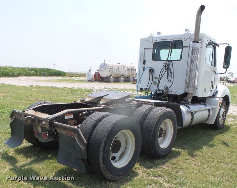 image for item DI5688 2005 Freightliner Columbia 120  semi truck