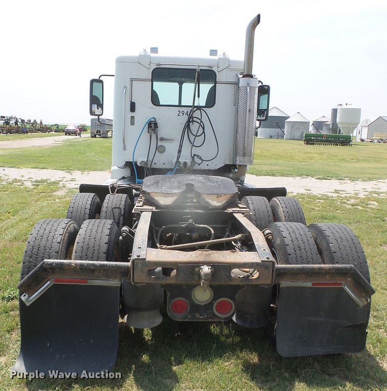 image for item DI5688 2005 Freightliner Columbia 120  semi truck