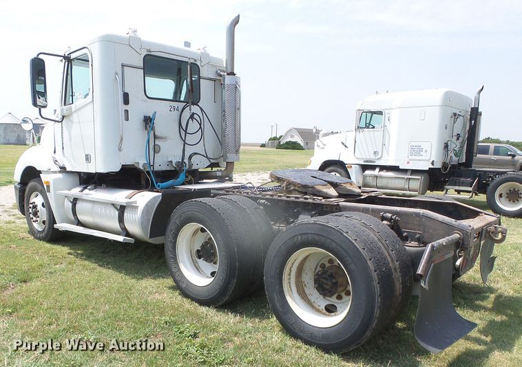 image for item DI5688 2005 Freightliner Columbia 120  semi truck