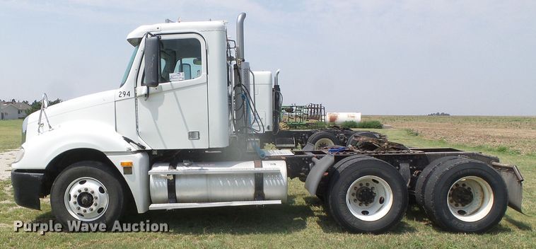 image for item DI5688 2005 Freightliner Columbia 120  semi truck