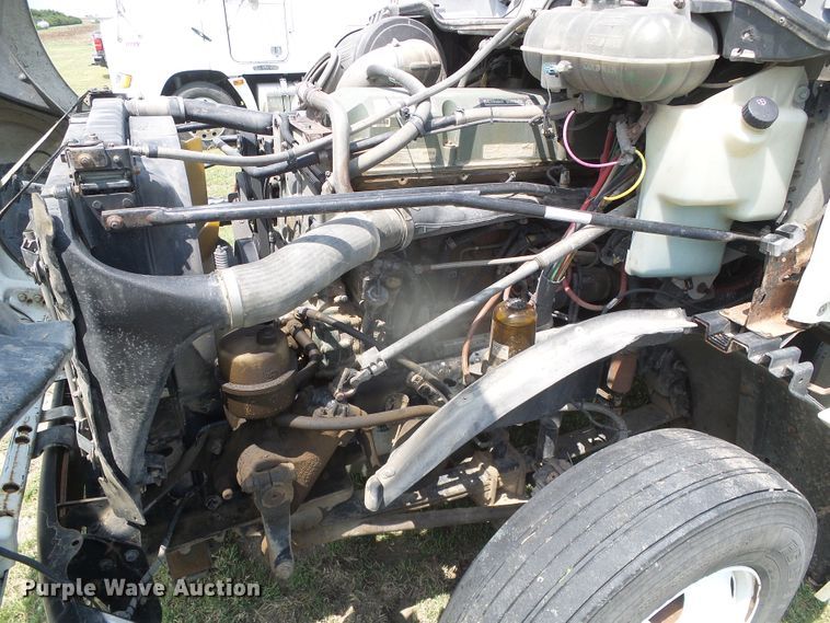 image for item DI5688 2005 Freightliner Columbia 120  semi truck