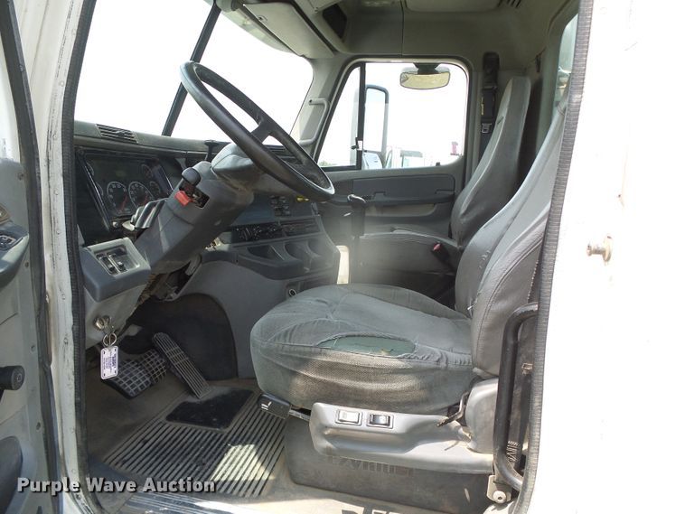 image for item DI5688 2005 Freightliner Columbia 120  semi truck