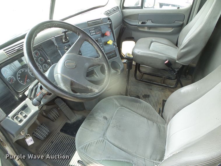 image for item DI5688 2005 Freightliner Columbia 120  semi truck