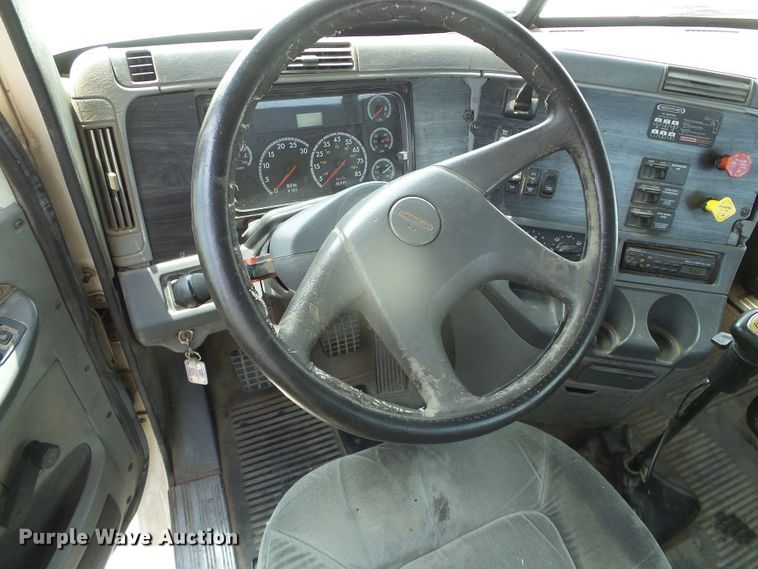 image for item DI5688 2005 Freightliner Columbia 120  semi truck