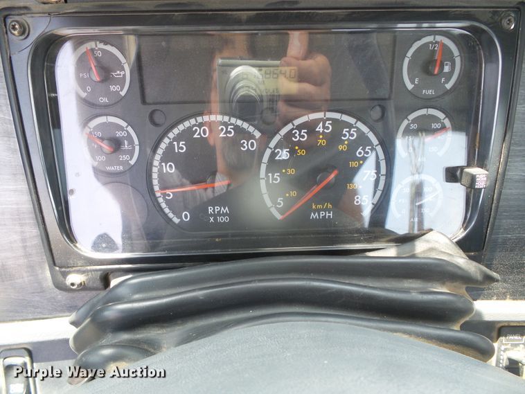 image for item DI5688 2005 Freightliner Columbia 120  semi truck