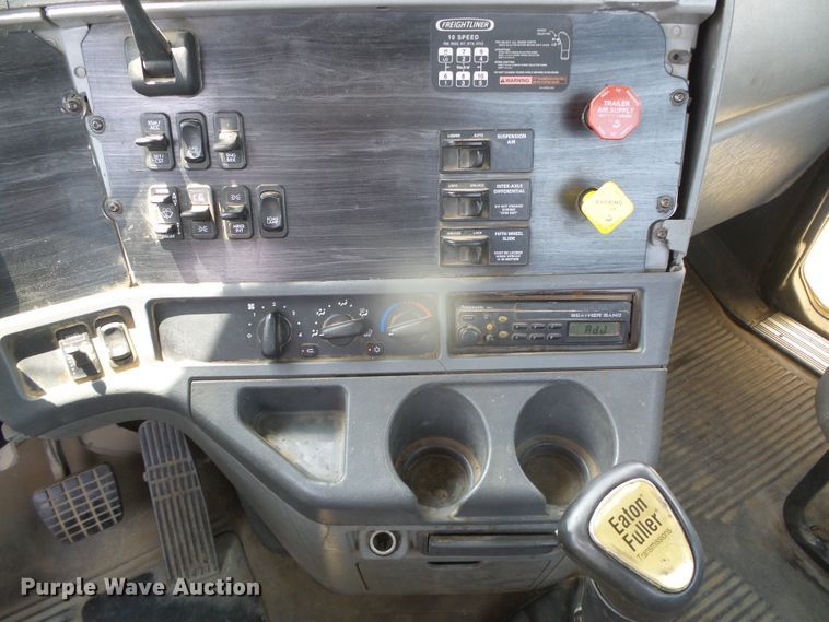 image for item DI5688 2005 Freightliner Columbia 120  semi truck