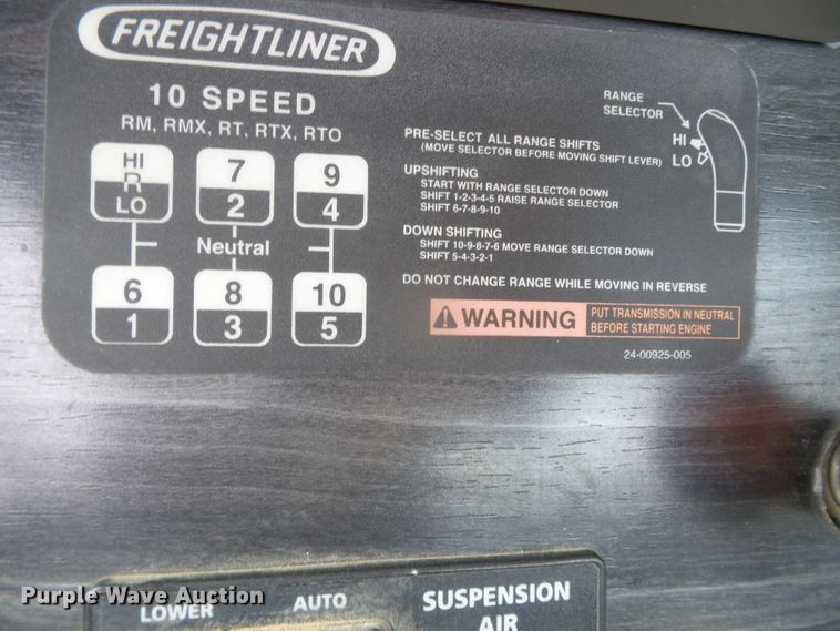 image for item DI5688 2005 Freightliner Columbia 120  semi truck