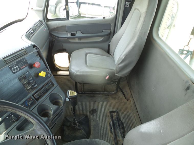 image for item DI5688 2005 Freightliner Columbia 120  semi truck